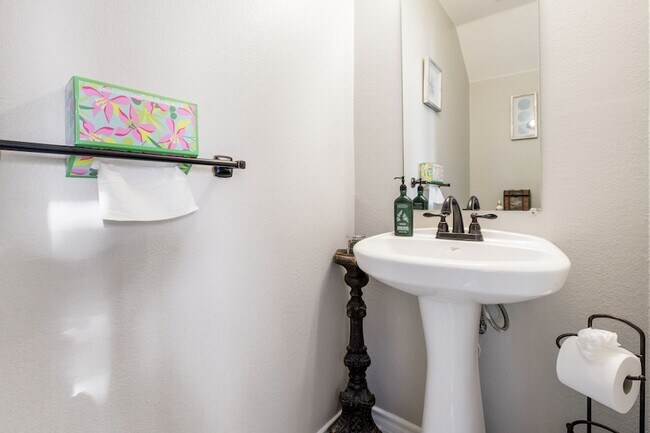 Building Photo - 9601 Euclid Dr