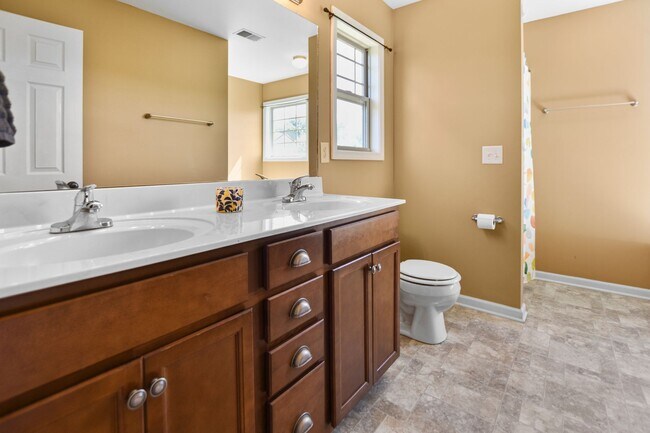 Building Photo - Pet Friendly Three Bedroom with Bonus!