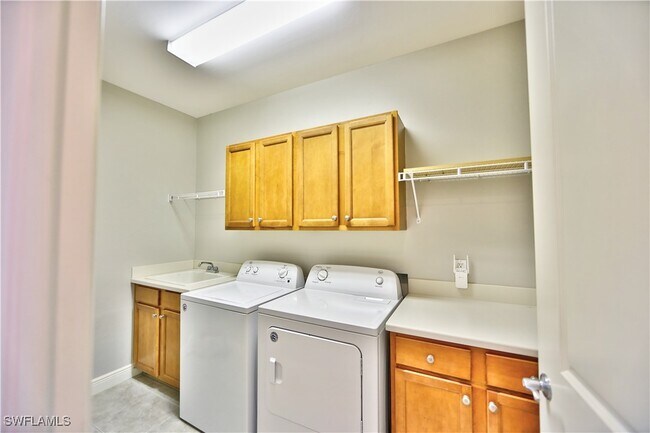 Primary Photo - 2104 W First St