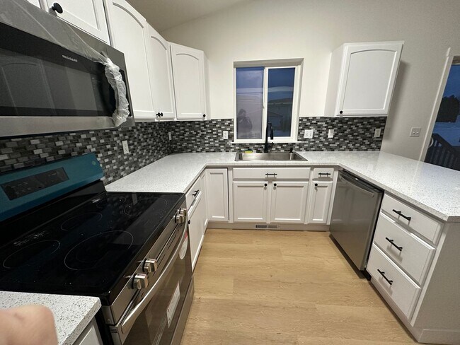 Building Photo - Available in MARCH.  Spacious Single Family - Remodeled- Home with big yard in great location