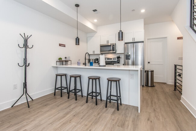 Building Photo - 2435 Master St