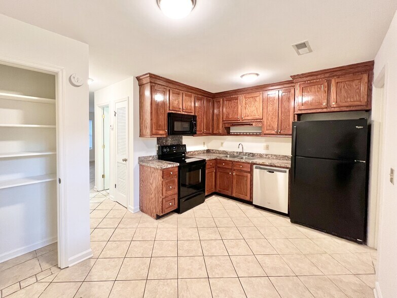 Kitchen/Dining - 274 Fleming Rd