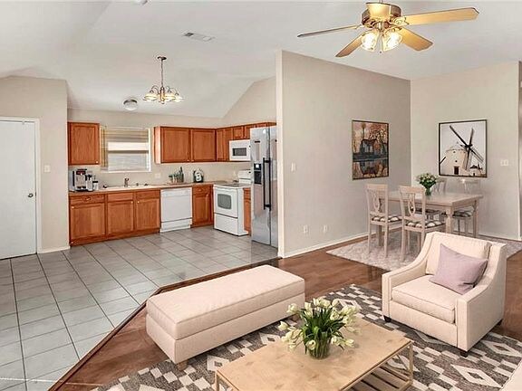 Building Photo - 140 Amber Ln