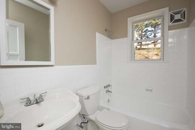 Building Photo - 221 Dale Dr