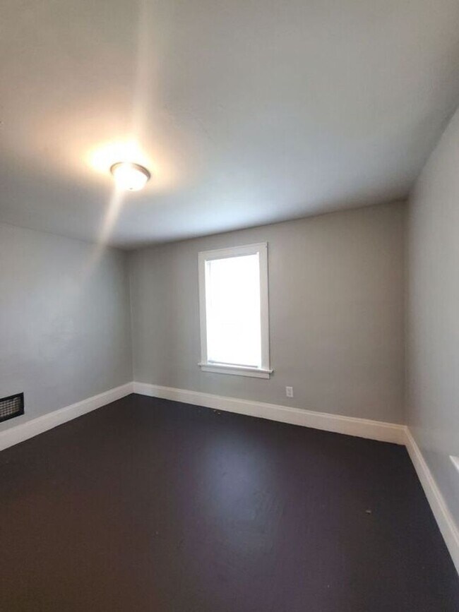 Building Photo - 3 BEDROOM SINGLE FAMILY HOME-SEC8 TENANTS ...