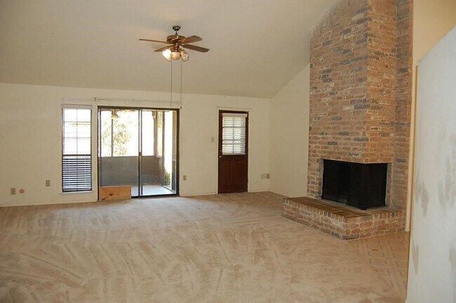 Building Photo - 15926 Pfeiffer Dr