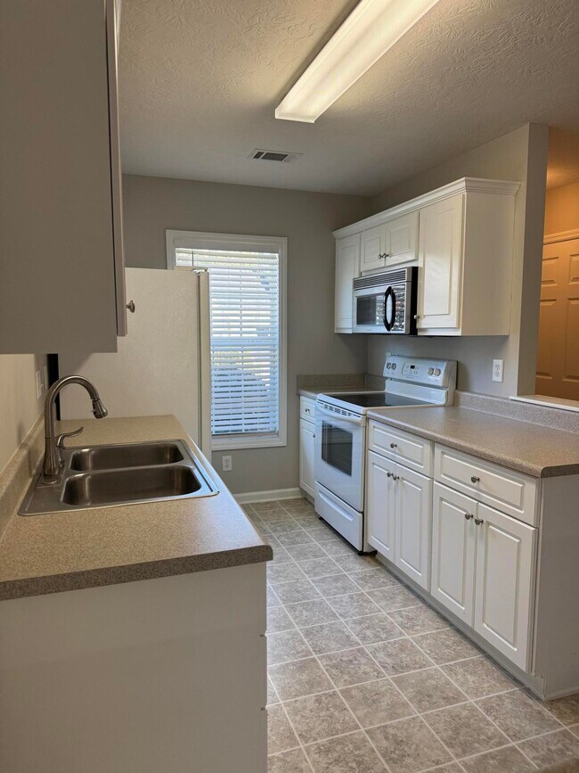 Building Photo - 6015 Sanibel Dr