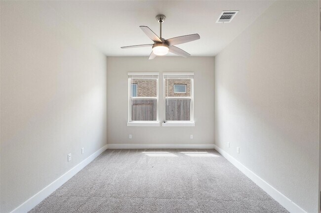 Building Photo - 336 Saturnia Dr