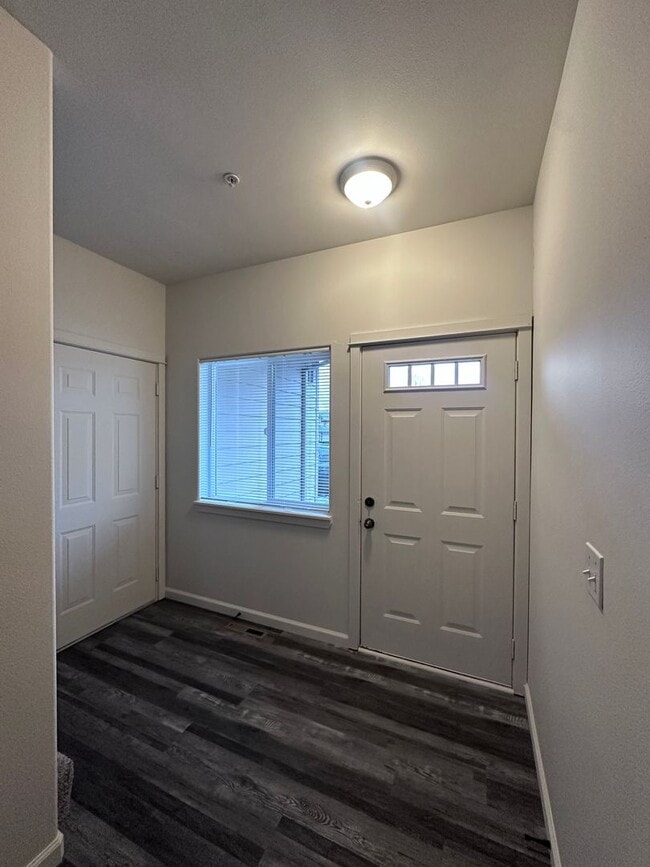 Building Photo - Newly Updated 3 Bedroom Available 12/1