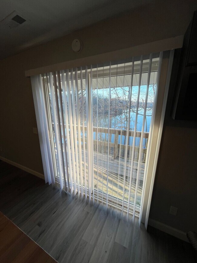 Building Photo - Nice 2 Bedroom Apartment overlooking Treeline lake