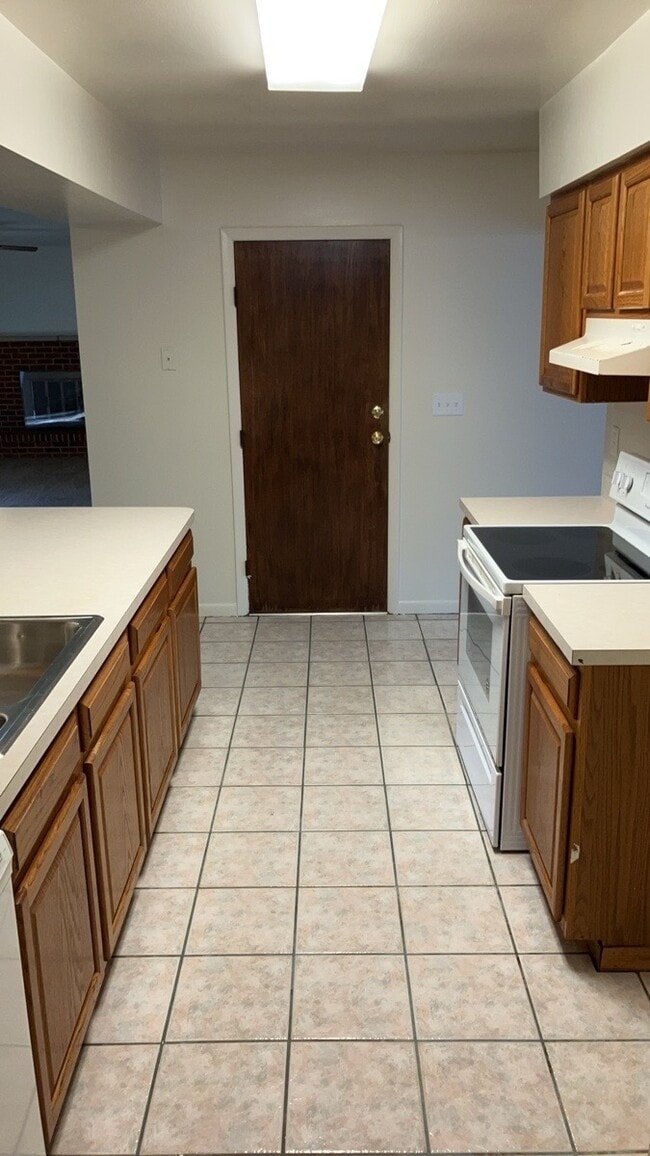 Building Photo - 970 W Alkaline Springs Rd