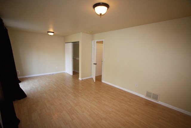 Building Photo - 3 Bedroom East Anchorage Townhouse!