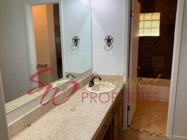 Building Photo - Spacious 3 bedroom 2 bath with lots of parking!