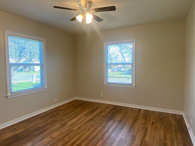Building Photo - REFRESHED 2 BEDROOM, 1 BATH BELTON ISD