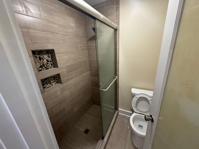 Building Photo - 3 Bedroom 3 Bath Beauty on Golf Course wit...