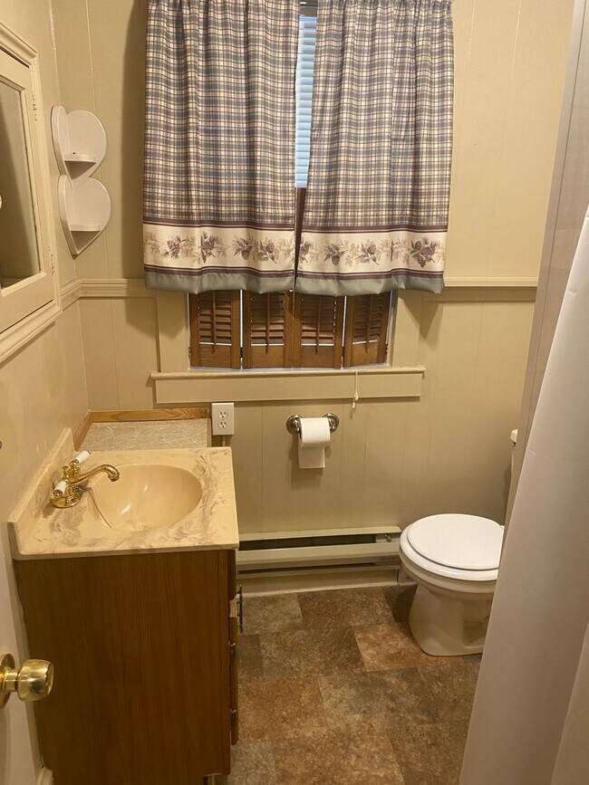 Building Photo - Beautiful 2 Bedroom Semi-Detached Home in Lancaster!
