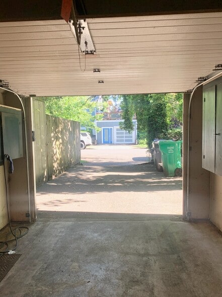 Building Photo - 634 NE 28th Ave