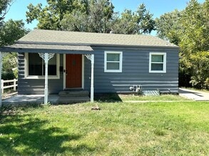 Building Photo - 1821 SW Moundview Dr
