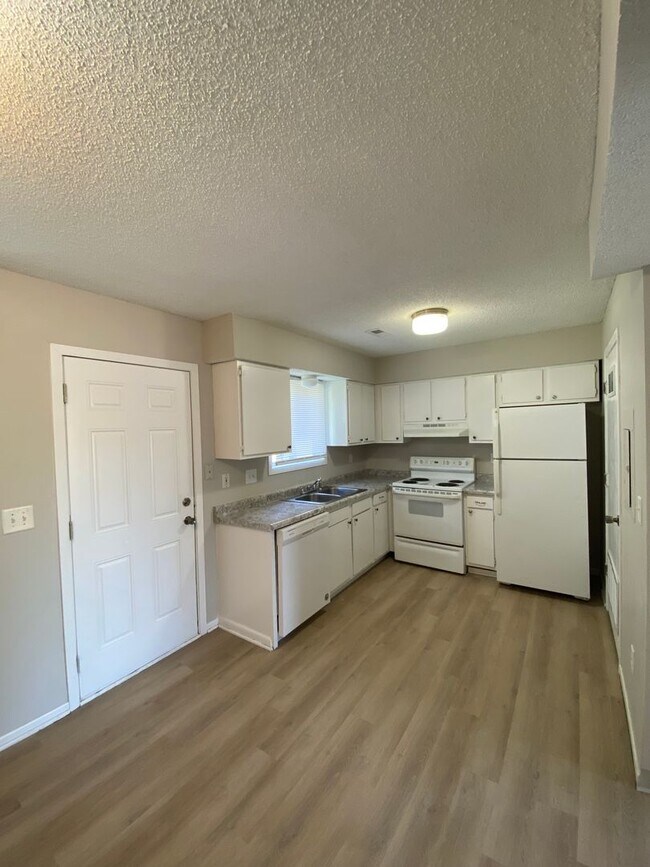 Building Photo - 1630 Pleasant View Dr