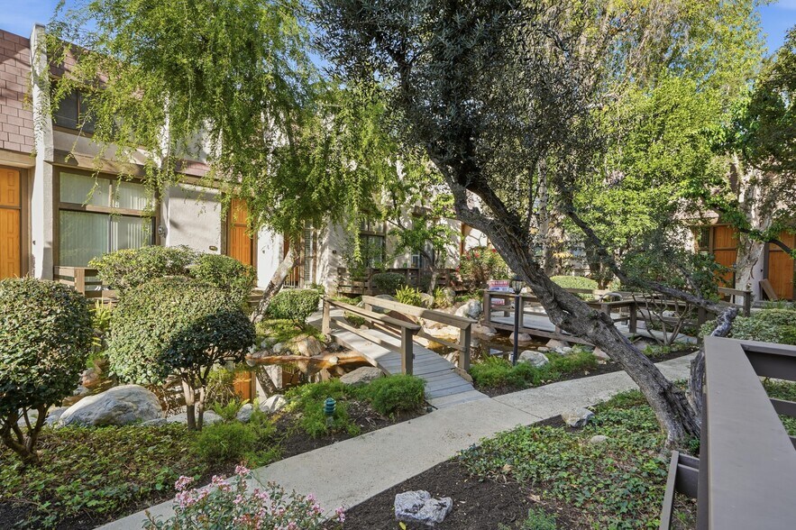 Building Photo - 9000 Vanalden Ave