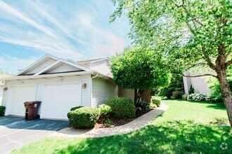 Building Photo - Maintenance free 2 bedroom, 1 bath town-ho...