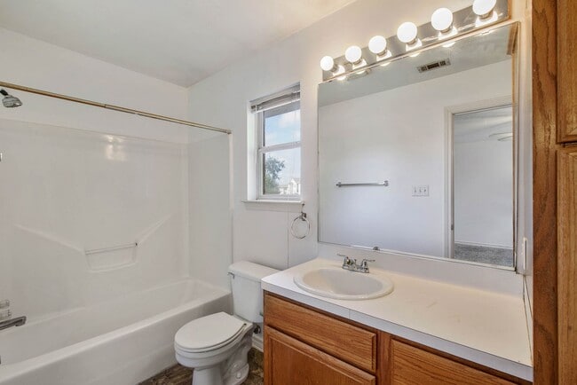 Building Photo - Available August 2026!  3 Bedroom 3 Bathroom Duplex with Yard Close to Campus/Bus Route!