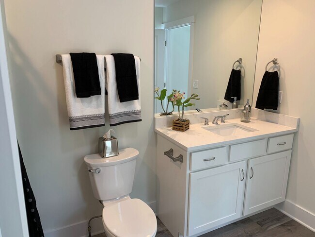 Building Photo - Beautiful 3BR/2.5 Bath Townouse with 2 Car Garage