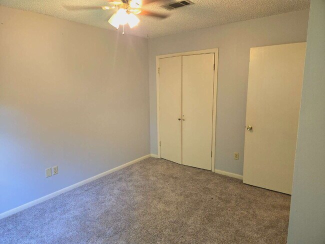 Building Photo - Great location. Centrally located.