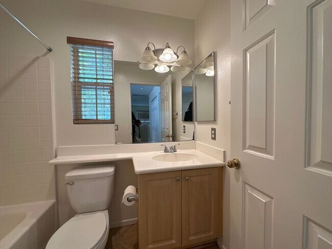 Building Photo - 3 bedroom/2.5 Bath Northbridge Home