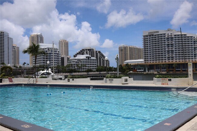 Building Photo - 801 Brickell Bay Dr
