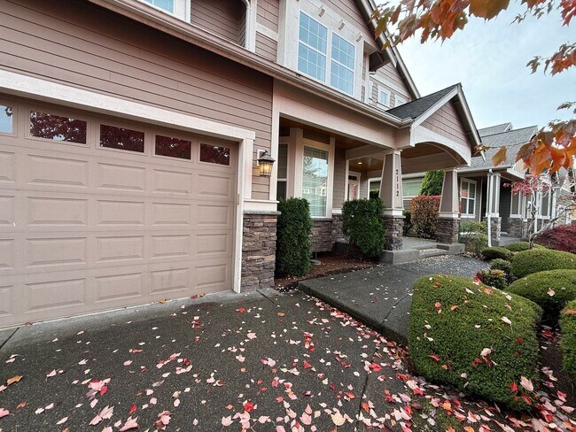 Building Photo - Stunning large 3 bedroom plus bonus rooms ...