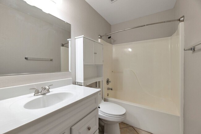 Building Photo - 3 bed 2 bath home in the Arizona Impressio...