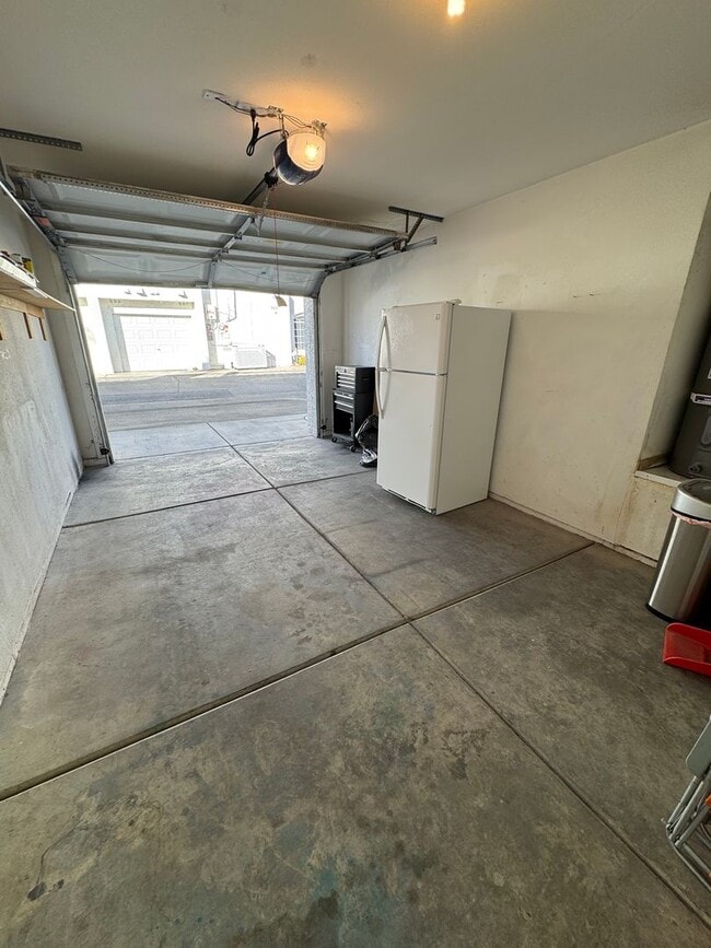 Building Photo - Transformed Townhome