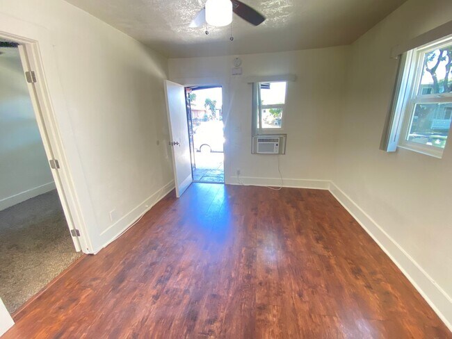 Building Photo - 132-134 West Valencia Dr