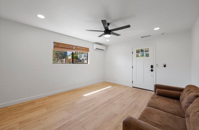 Building Photo - 1 Bedroom 1 Bathroom Studio in Pacific Beach.