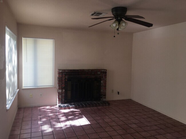 Building Photo - Spacious 2 Story Home
