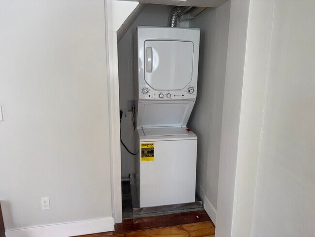 Building Photo - 25 Pine St