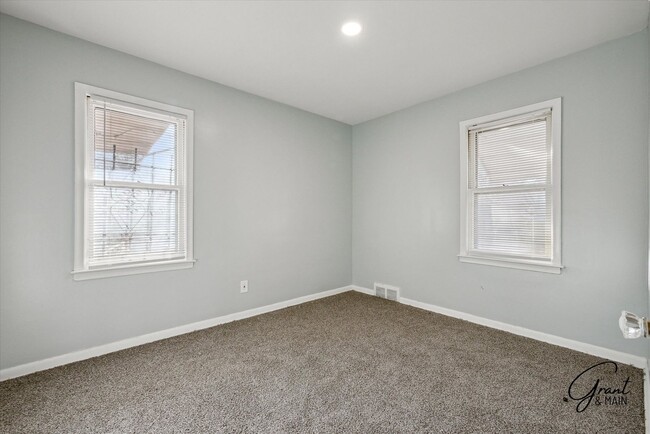 Building Photo - $1400 - Fully Renovated 3 Bed 1.5 Bath