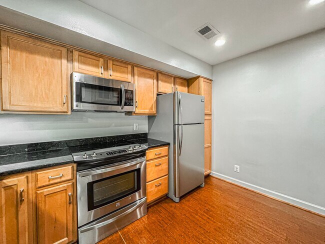 Building Photo - Fantastic 2 Bed 2.5 Bath Condo With A Spac...