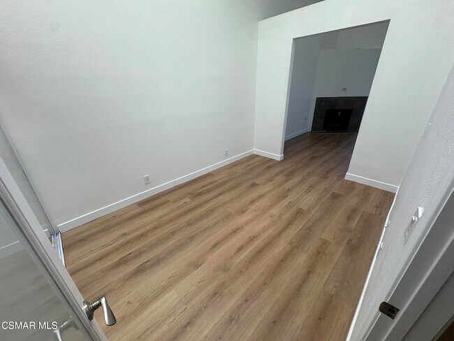 Building Photo - 13331 Moorpark St