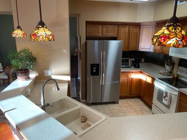 Building Photo - Bright & Open 2 Bedroom Condo on West Side