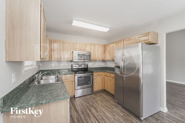 Building Photo - 916 Lakehill Rd