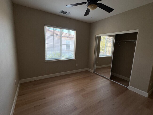 Building Photo - Large executive home close to Questa school!