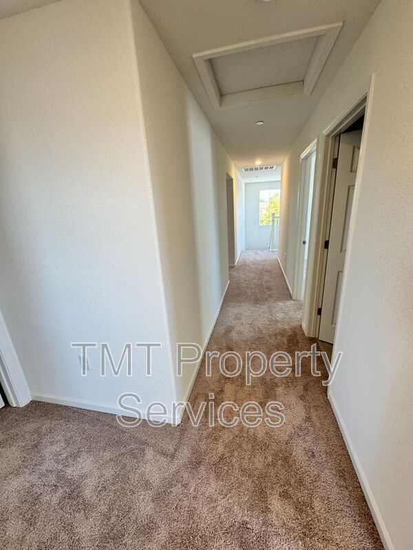 Building Photo - 1372 Redford Wy