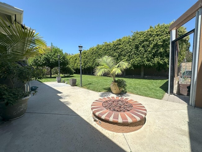 Building Photo - 10462 Sierra Cir