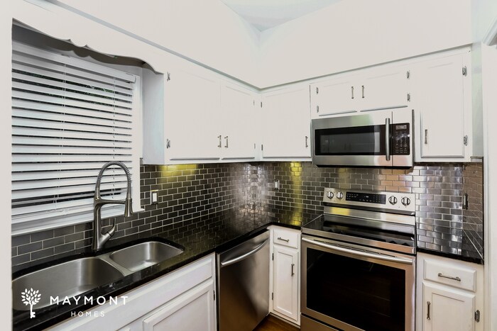 Building Photo - 701 N Poplar St