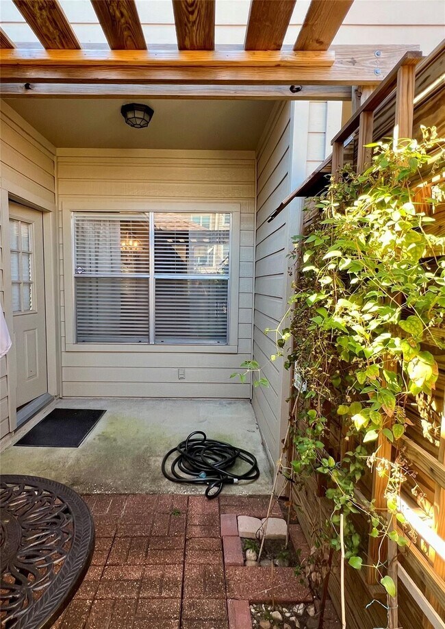 Building Photo - 2030 Lakeside Dr