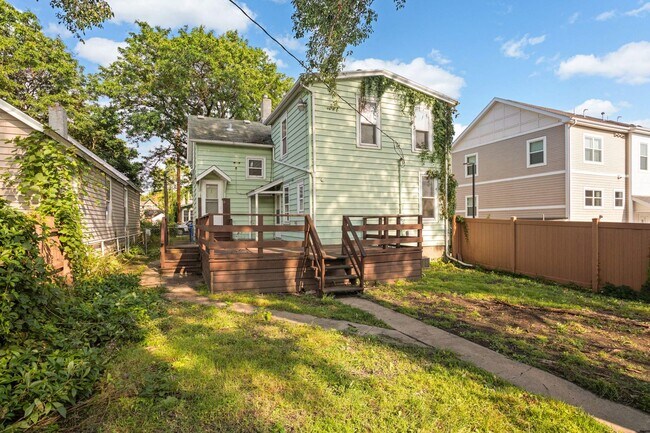 Building Photo - 375 Erie St