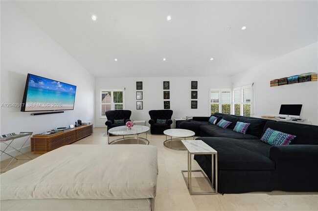 Building Photo - 14601 Pompano Dr