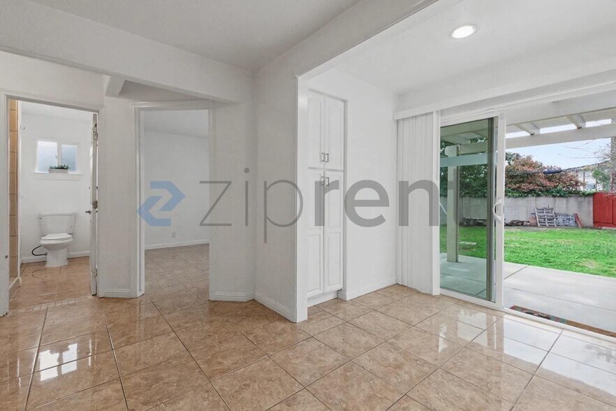 Building Photo - 1653 Robin Hood Ct